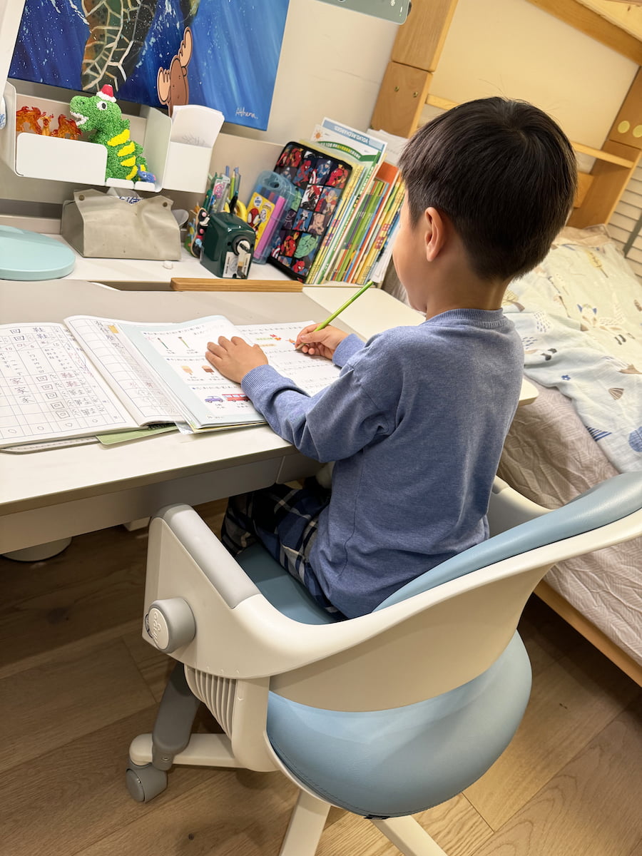 2024 03 12 230753 輪輪成為國小生。每天專注寫功課的好幫手- RINGO 兒童成長椅