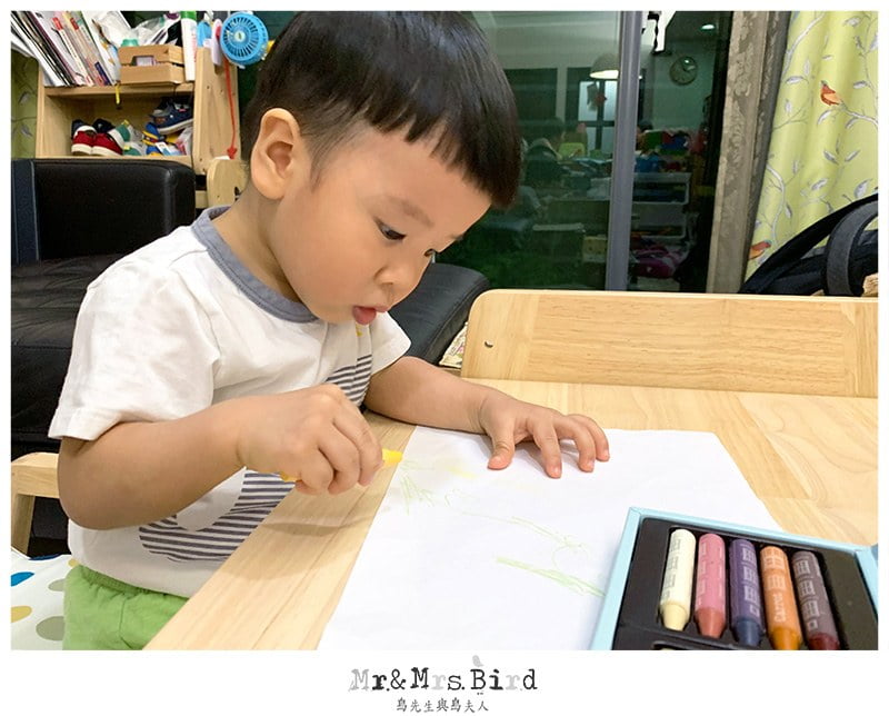 2019 07 15 144108 輪輪成長日記。MesaSilla 幼兒實木家具-寶寶書桌"享樂趣學習桌椅組"