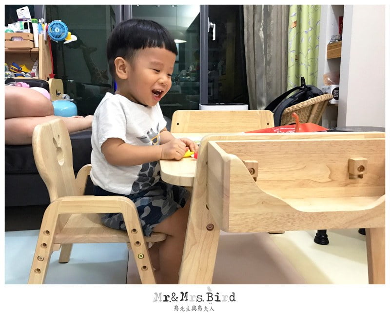 2019 07 15 144120 輪輪成長日記。MesaSilla 幼兒實木家具-寶寶書桌"享樂趣學習桌椅組"