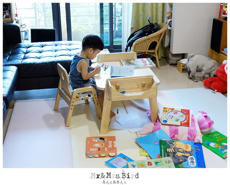 2019 07 15 144134 輪輪成長日記。MesaSilla 幼兒實木家具-寶寶書桌"享樂趣學習桌椅組"