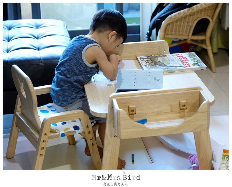 2019 07 15 144139 輪輪成長日記。MesaSilla 幼兒實木家具-寶寶書桌"享樂趣學習桌椅組"