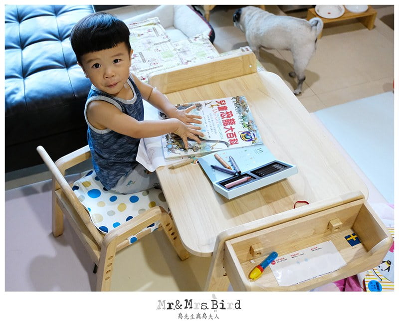 2019 07 15 144148 輪輪成長日記。MesaSilla 幼兒實木家具-寶寶書桌"享樂趣學習桌椅組"