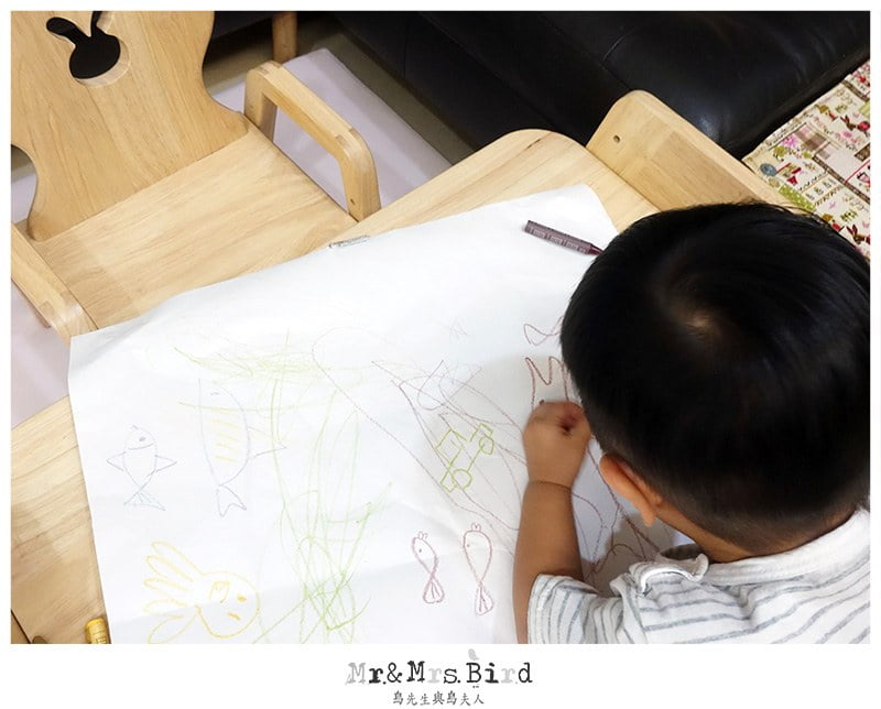 2019 07 22 101208 輪輪成長日記。MesaSilla 幼兒實木家具-寶寶書桌"享樂趣學習桌椅組"