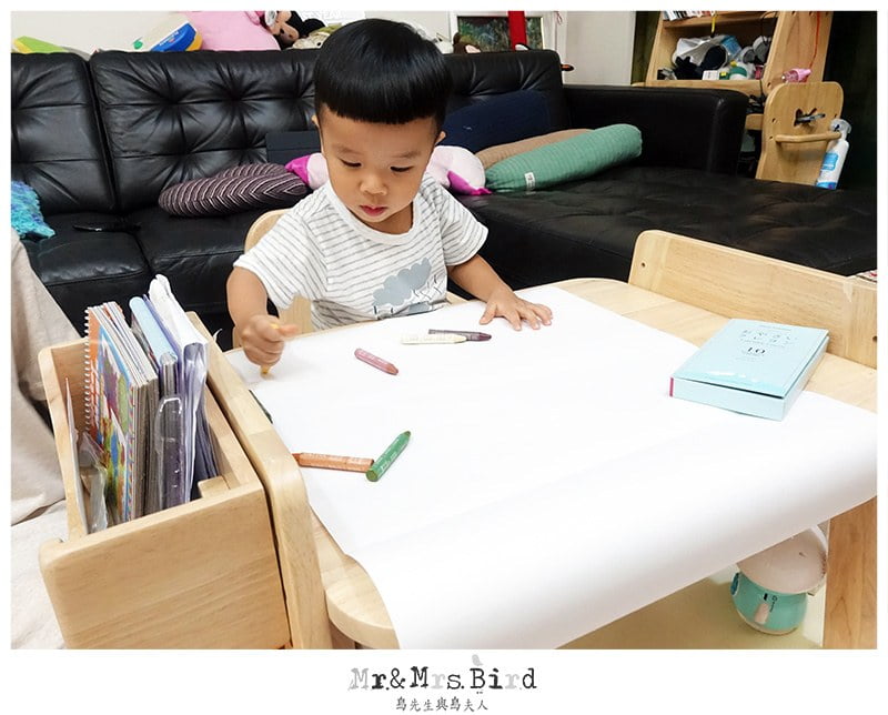 2019 07 22 101218 輪輪成長日記。MesaSilla 幼兒實木家具-寶寶書桌"享樂趣學習桌椅組"