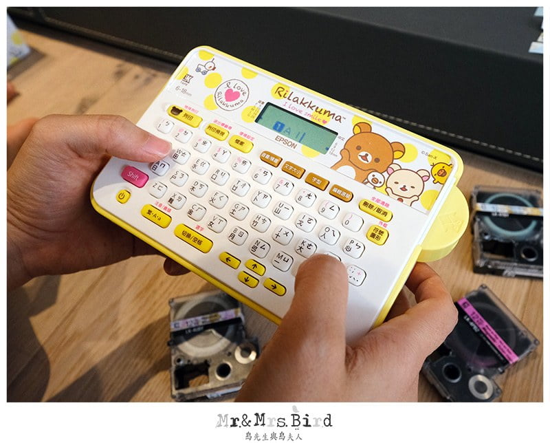 2020 08 17 144230 小朋友上學媽媽必備神器。姓名貼自己做超划算-拉拉熊懶萌標籤機EPSON LW-K200RK(有開團唷~)
