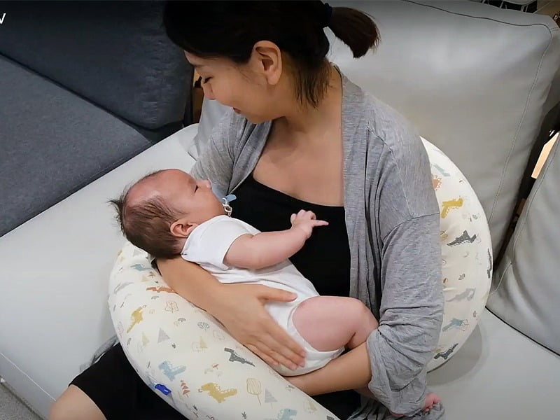 2021 05 20 143311 孕期用到產後哺乳-奇妮月亮枕。高CP值月亮枕到底有哪些用途呢??